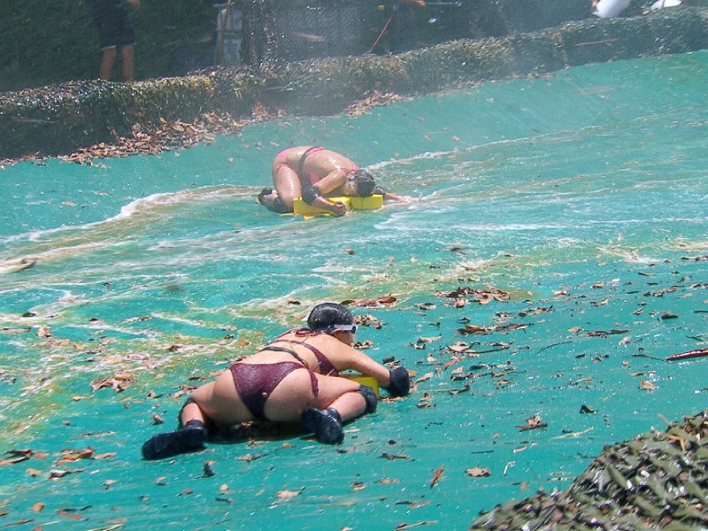 Kattia wird mit riesigen Gymnastikbällen beschossen. Schwere Wassermassen fließen David entgegen.