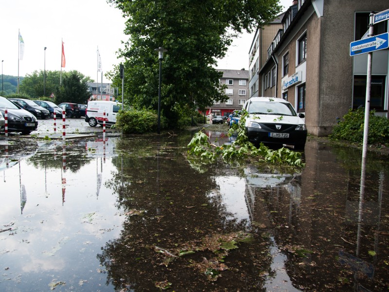 Am Donnerstagabend zog ein heftiges Gewitter über Essen-Werden. Viele Straßen wurden geflutet.