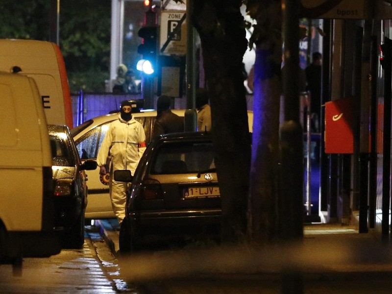 Bei einer Razzia in Brüssel-Molenbeek werden mehrere Menschen festgenommen. 