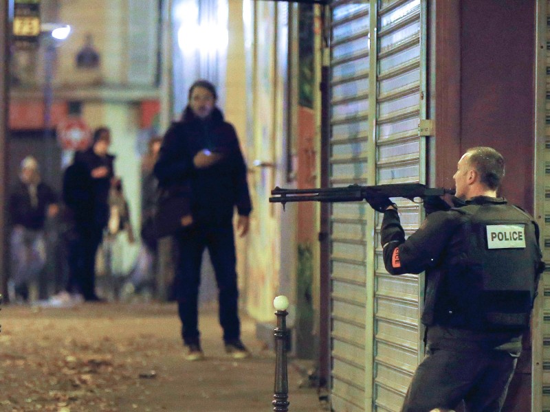 Die vier Terroristen nehmen 100 Konzertbesucher als Geiseln.