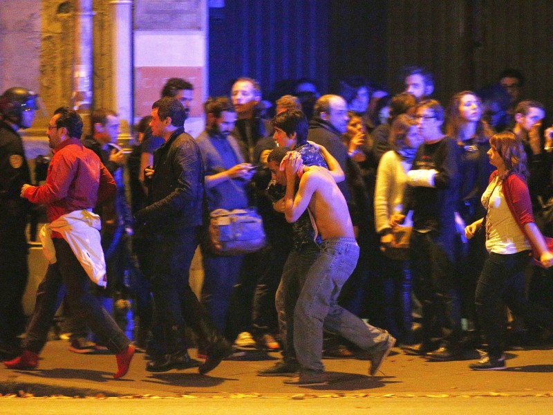 82 Menschen sterben an diesem Freitagabend in der Konzerthalle,...