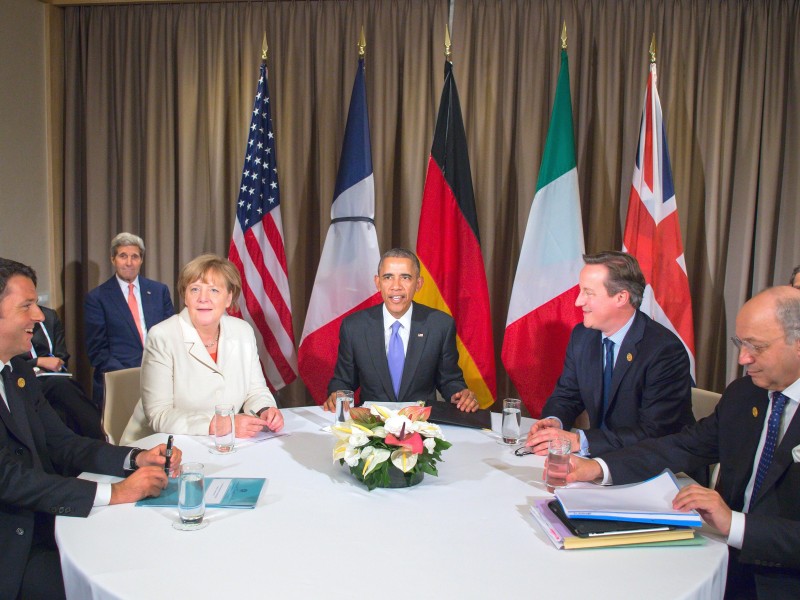 Beim G20-Gipfel – hier Bundeskanzlerin Angela Merkel (2.v.l, CDU), der amerikanische Präsident Barack Obama (M.), der italienische Ministerpräsident Matteo Renzi (l.), der britische Premierminister David Cameron (2.v.r) und der französische Außenminister Laurent Fabius (r.) – beschließen die großen Industrie- und Schwellenländer ein Paket mit Anti-Terror-Maßnahmen.