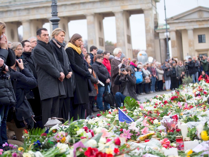 Politiker und Bürger treffen sich zur Schweigeminute vor der französischen Botschaft in Berlin.