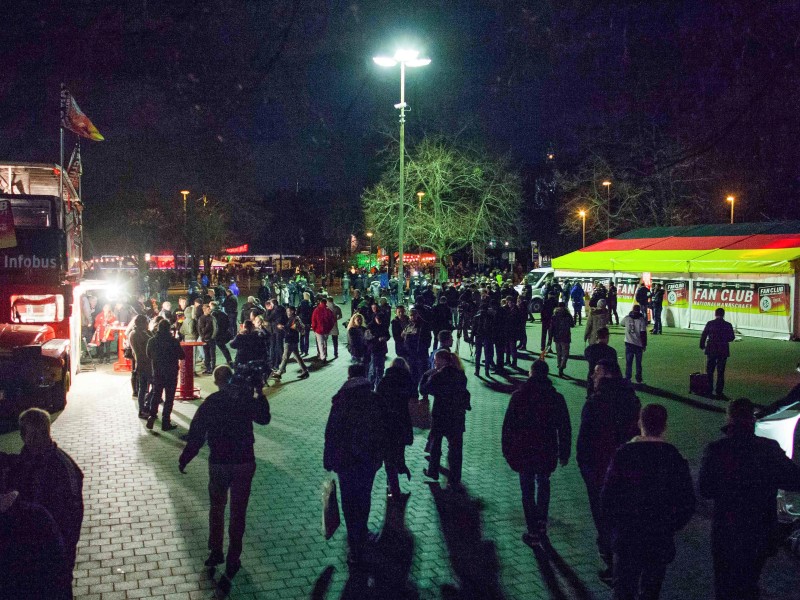 Die Fußballfans verlassen ruhig die HDI-Arena in Hannover.