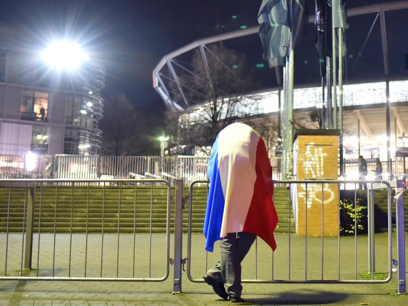 Später stellt sich heraus, dass es konkrete Informationen eines ausländischen Geheimdienstes zu geplanten Bombenanschlägen im Stadion...