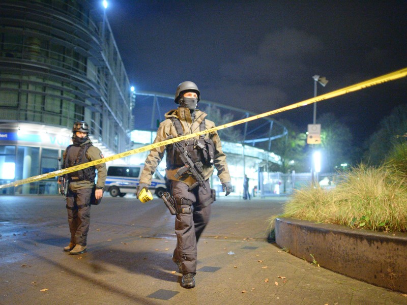 Schwer bewaffnete Polizisten sperren den Bereich um das geschlossene Stadion ab.