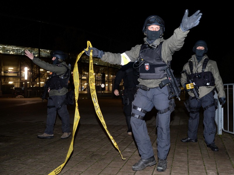 In Hannover wird am Abend das Fußball-Länderspiel Deutschland-Niederlande aus Angst vor einem Anschlag kurz vor dem Anpfiff abgesagt. 