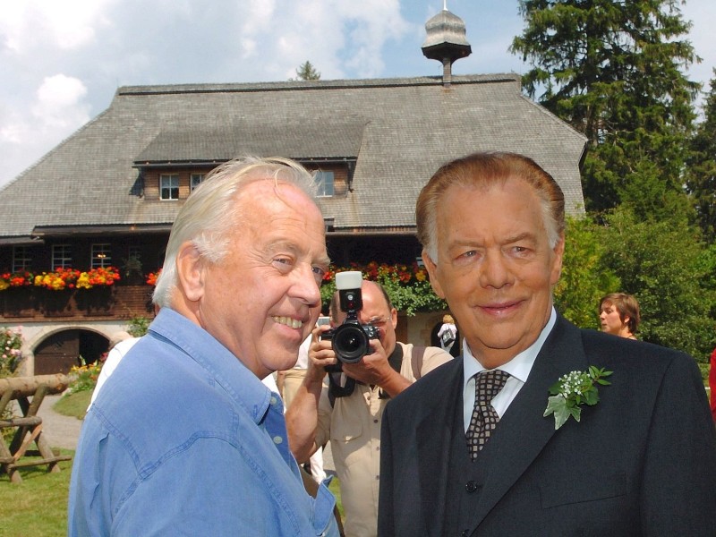 Gemeinsam mit dem „Schwarzwaldklinik“-Schauspieler Klausjürgen Wussow (rechts) posiert Rademann für die Kameras.