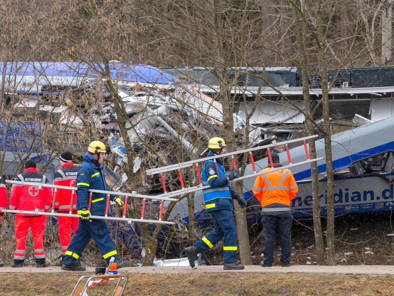 Mitarbeiter des Roten Kreuzes stehen fassungslos vor den Trümmern der Unglückszüge. Die Bergungsarbeiten wurden nach einer nächtlichen Pause am Mittwochmorgen fortgesetzt. Die Rettungskräfte benötigen nach eigener Aussage dafür mindestens zwei Tage.