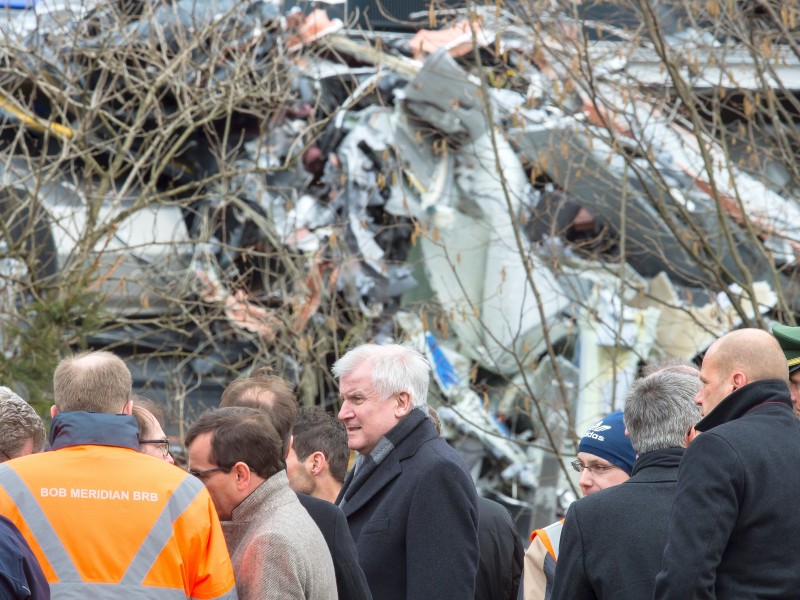 Der bayerische Ministerpräsident Horst Seehofer (CSU) machte sich auch persönlich ein Bild von der Unglücksstelle des Zugunglücks. 