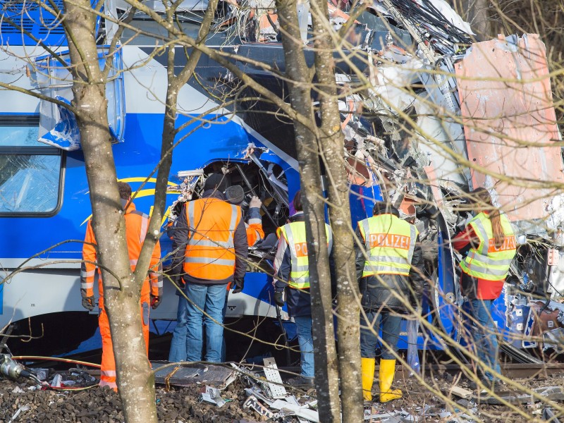 Einsatzkräfte suchen an der Unfallstelle der verunglückten Regionalzüge mit Hochdruck nach der dritten Blackbox. Diese ist am 12. Februar gefunden worden.