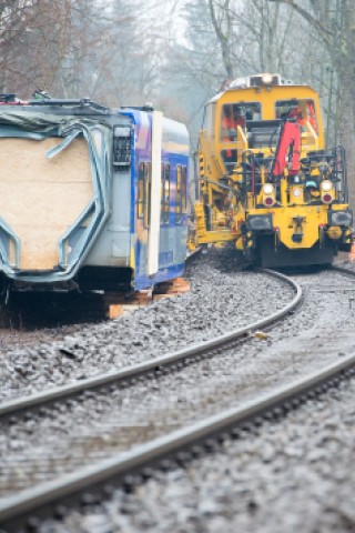 Eine Woche nach dem schweren Zugunglück bei Bad Aibling mit elf Todesopfern und rund 80 Verletzten dauert die Wiederherstellung der stark beschädigten Bahnstrecke an. Auf einer Länge von bis zu 120 Metern müssen Schienen und Schwellen teils erneuert werden. Die eingleisige Strecke bleibt voraussichtlich bis Ende der Woche gesperrt. 