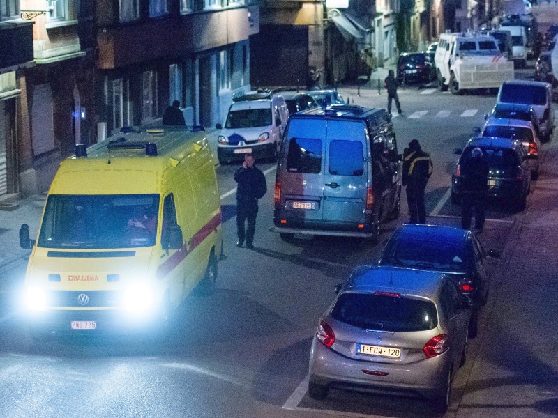 Bei der Durchsuchung einer Wohnung wurden eine Flagge der Terrormiliz Islamischer Staat (IS) sowie ein Sprengsatz mit Nägeln und chemische Substanzen gefunden.