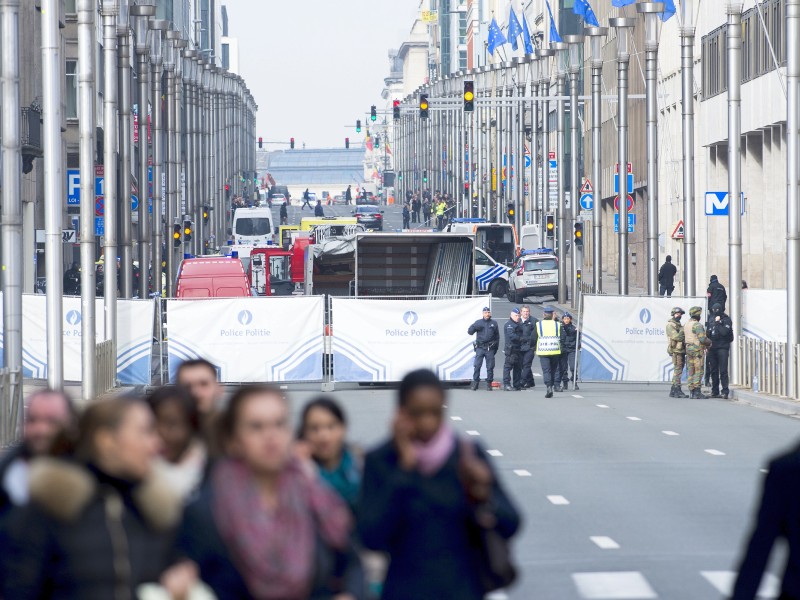 Nach der Explosion in der Metro sperrte die Polizei unter anderem die Rue de la Loi weiträumig ab. Kurz vor Mittag machte die Nachricht von einer weiteren Explosion die Runde. Später stellte sich aber heraus, ...