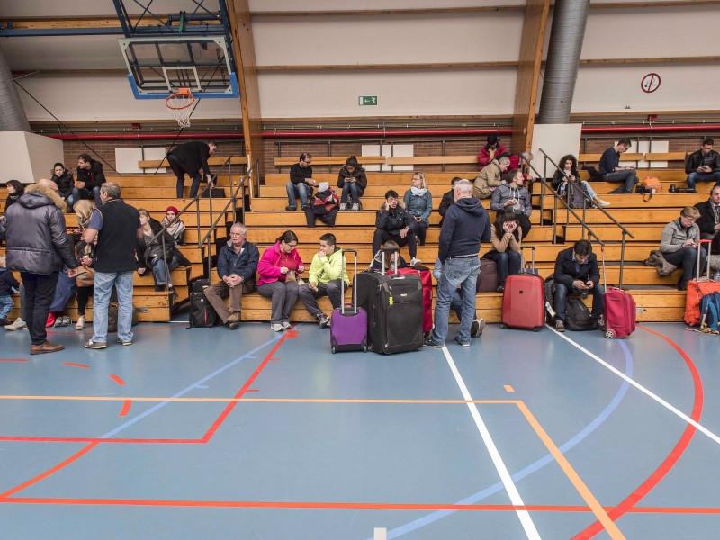 ... wurden in eine Turnhalle in der Nähe des Flughafens Brüssel-Zaventem gebracht.