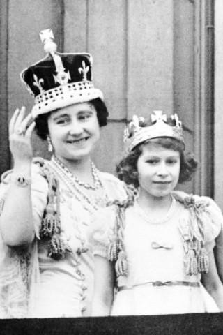 An seiner Stelle wurde Elizabeth’ Vater, Georg VI, neuer König. Nach seiner feierlichen Krönung am 12. Mai 1937 zeigten sich die neue Königin Elizabeth (links) und ihre älteste Tochter Prinzessin Elizabeth dem Volk. Elizabeth rutschte damals auf Platz zwei der britischen Thronfolge.