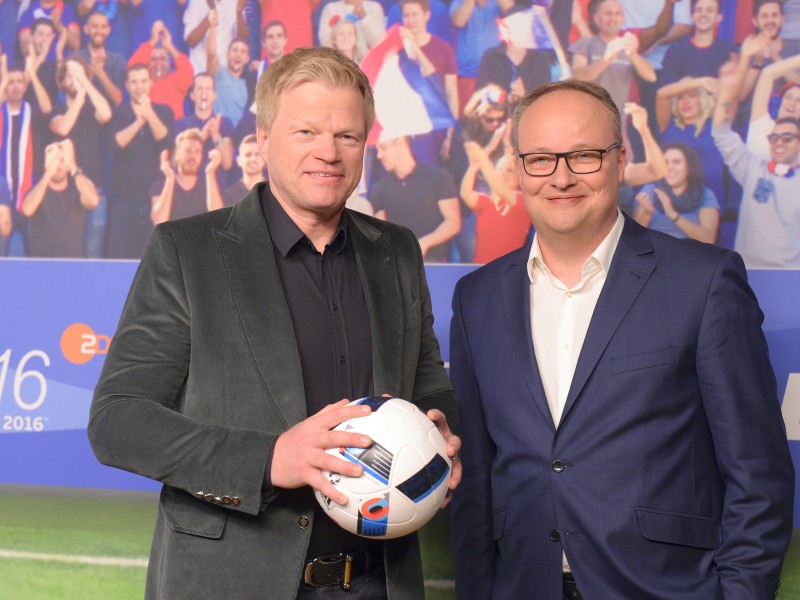 So wird man Welke während des EM-Sommers im ZDF erleben: Im Duo mit Ex-Fußballprofi Oliver Kahn präsentiert er die Europameisterschafts-Spiele beim Mainzer Sender.