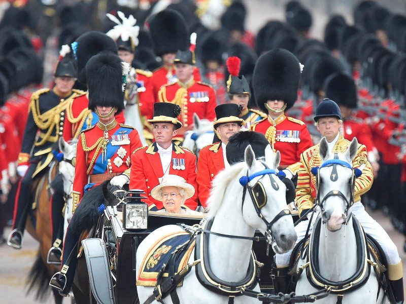 ... und es gibt eine Parade mit 200 Pferden, 400 Teilnehmern und 400 Musikern aus zehn Bands und Kapellen.