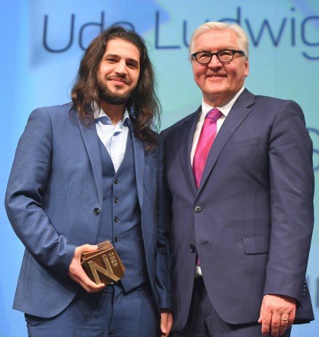 Außenminister Frank-Walter Steinmeier (SPD) zeichnete Hosam Katan in der Kategorie "Sonderpreis" mit dem Nannen-Preis aus.