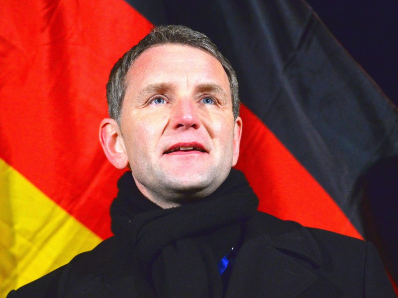 Thüringens AfD-Chef Björn Höcke gehört zu den absoluten Hardlinern der AfD. Sein Auftritt bei Günther Jauch in der ARD, als er eine Deutschlandfahne aus der Jacke zog, sorgte für reichlich Schlagzeilen.