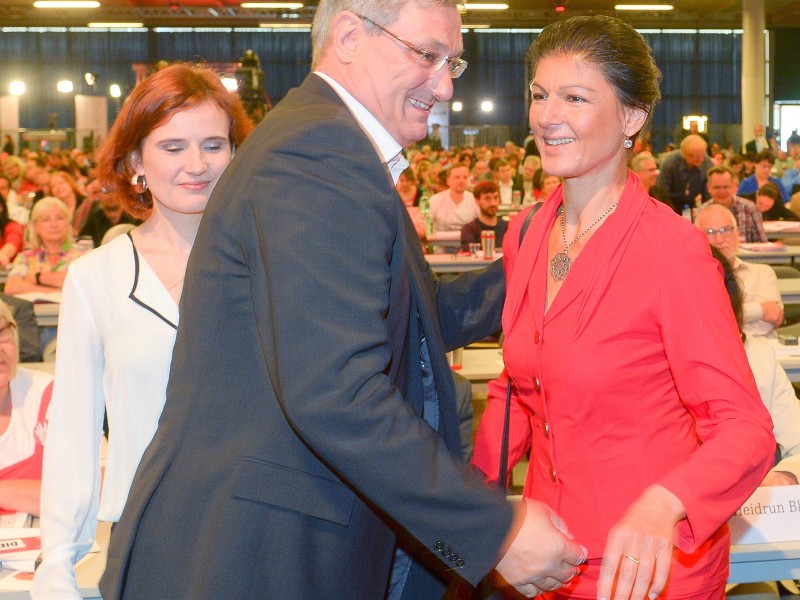 Kurz vor dem Angriff wurde Wagenknecht (r.) von den Parteichefs Kipping (l.) und Riexinger begrüßt. 