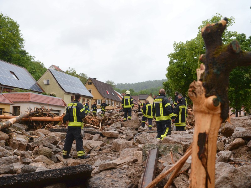 Schutt und Geröll überall. Durch den heftigen Regen sind zwei kleine Bäche über die Ufer getreten, Häuser und Autos wurden beschädigt.