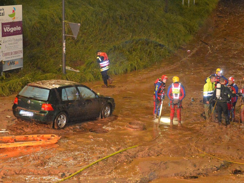 Sintflutartige Regengüsse erreichten große Teile Süddeutschlands. Bei einer Bahnhofsunterführung in Schwäbisch Gmünd (Baden-Württemberg) sind zwei Menschen ums Leben gekommen, darunter ein Feuerwehrmann. Laut ersten Ermittlungen wollte der Feuerwehrmann die in Not geratene Person retten und war selbst von den Fluten mitgerissen worden.