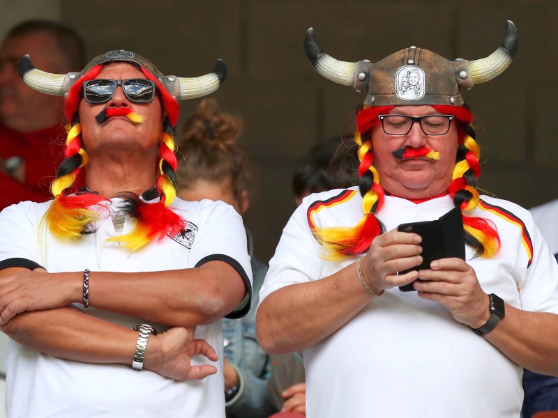 Mit Kopfbedeckung: Als Wikinger kamen diese beiden Männer ins Stadion.