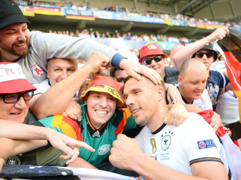 Nach seinem EM-Auftritt beim Spiel der Deutschen am Sonntag ließ sich Lukas Podolski von seinen Fans feiern.