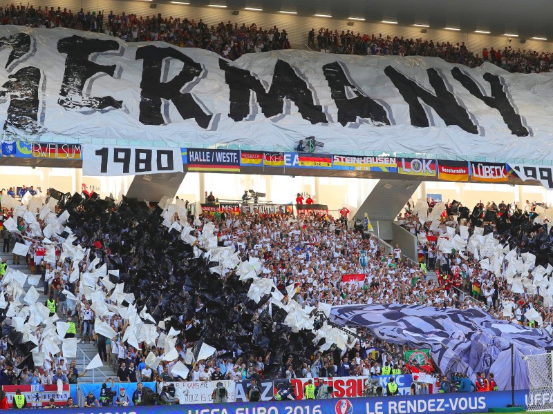 Diese Fans waren näher dran – und sollten den Elfmeter-Krimi im Stadion in Bordeaux durchstehen müssen. 