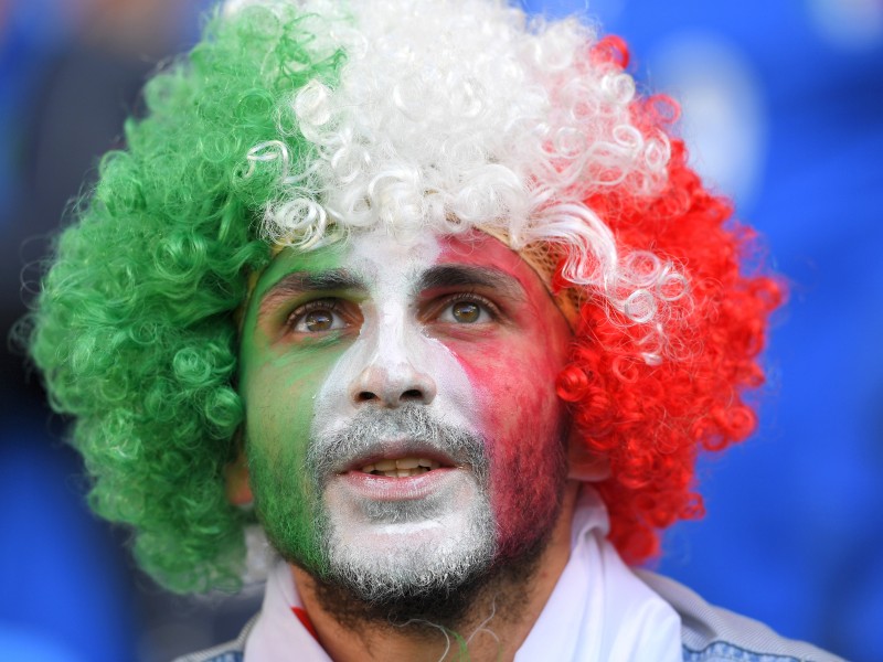 Da war noch alles gut: Angespannt, aber nicht unglücklich blickte dieser italienische Fan im Stadion unter seinen Locken in Nationalfarben hervor.