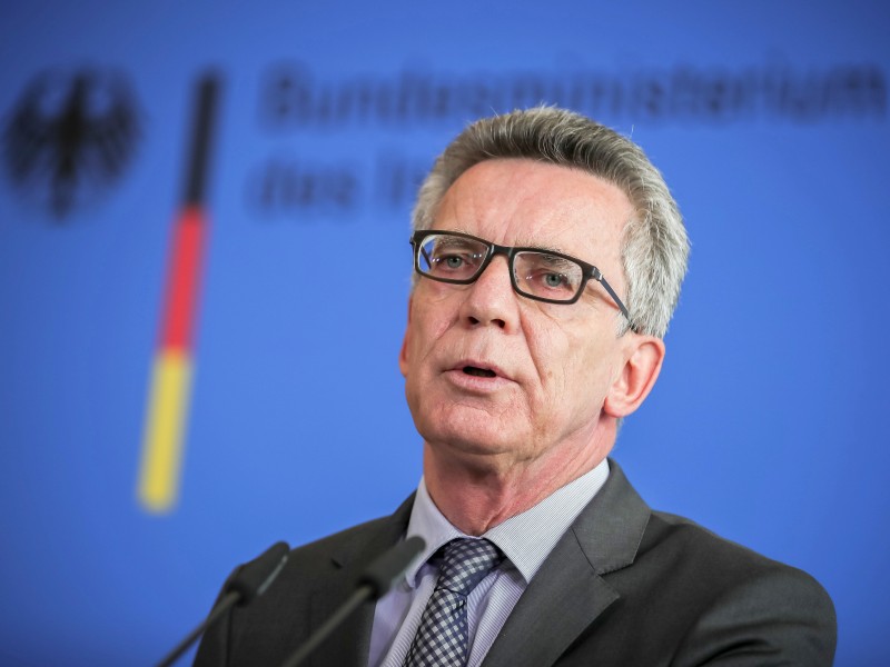 Fast zeitgleich äußerte sich Bundesinnenminister Thomas de Maizière (CDU) in Berlin: „Ein Bezug zum internationalen Terrorismus des sogenannten Islamischen Staates ist aus meiner Sicht ebenso wenig auszuschließen wie das Vorliegen einer besonderen Labilität dieser Persönlichkeit oder eine Kombination von beidem.“ 