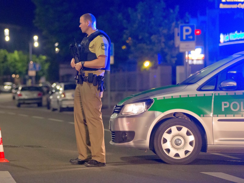 Schwerbewaffnete Polizisten bewachten nach der Tat die Zufahrtsstraße zur Altstadt. Die Explosion sorgte für einen Großeinsatz der Polizei, die mit 200 Kräften anrückte.