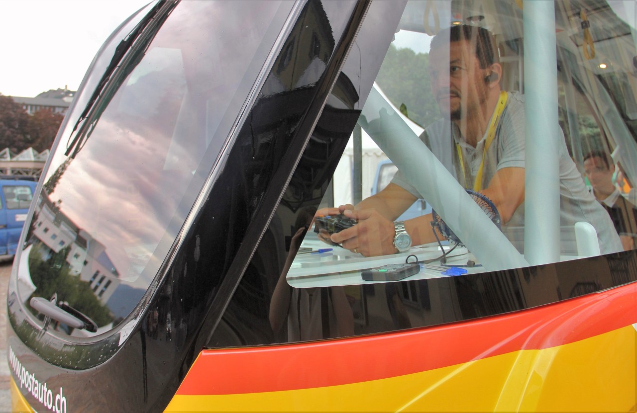 Bei einer Gefahrensituation übernimmt ein PostAuto-Angstellter das Steuer des Roboter-Busses. 