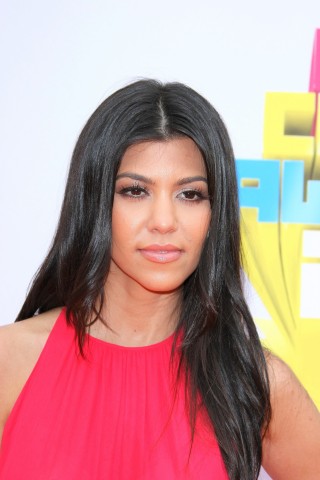 Kourtney Kardashian ist die älteste Tochter von Kris Jenner und dem verstorbenen Robert Jenner. Sie hat mit dem Reality-TV-Darsteller Scott Disick drei Kinder. Das Paar trennte sich im Sommer 2015. Kourtney betreibt die Lifestyle-Website Poosh.