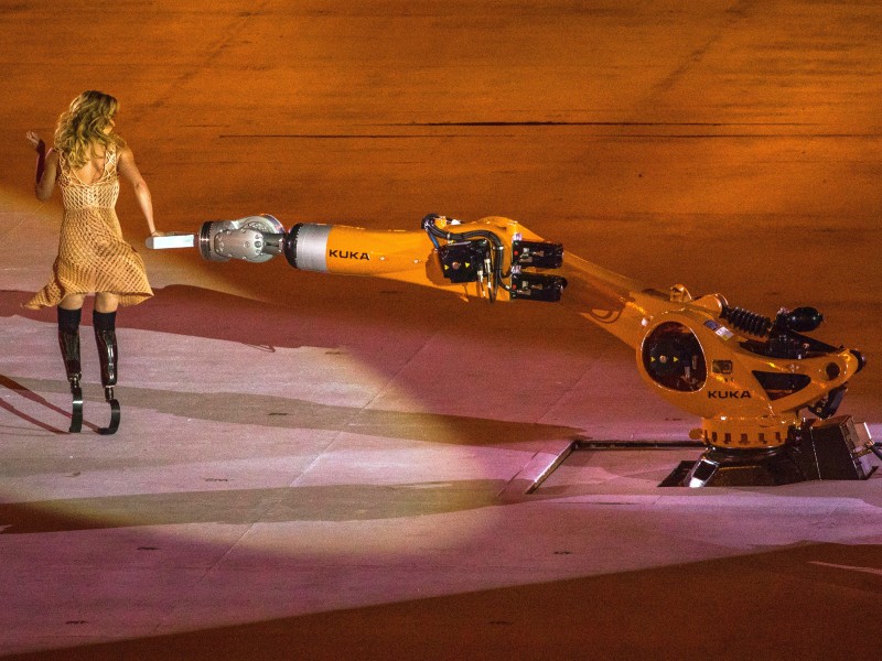 Die beidseitig unterschenkelamputierte Snowboarderin Amy Purdy tanzte spektakulär mit einem Roboter.