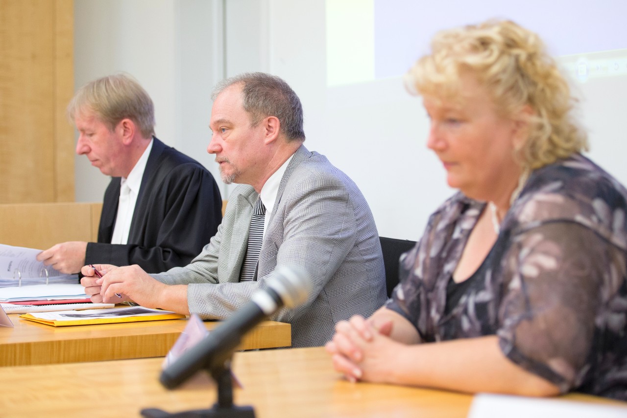 Wollen die „Mauer des Schweigens“ einreißen: Mutter Marlies Böken, Vater Uwe Böken (Mitte) und ihr Anwalt Rainer Dietz während des Berufungsverfahrens zum Tod ihrer Tochter Jenny auf der „Gorch Fock“ in Münster.