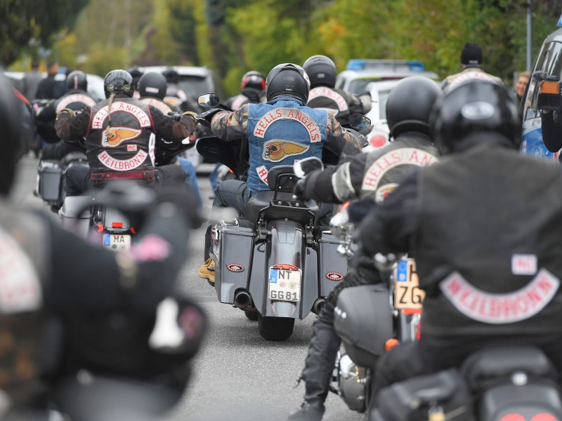 ... trugen Kutten mit dem Schriftzug „Hells Angels“ und dem geflügelten Totenkopf-Emblem.