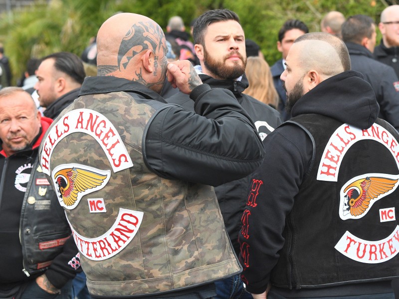 Laut Polizei kamen etwa 1000 Menschen zur Trauerfeier. Rund um den Friedhof war ein Großaufgebot der Polizei im Einsatz. Zu Zwischenfällen ...