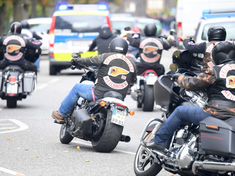 ... fuhren Dutzende Rocker vor. Viele von ihnen ...