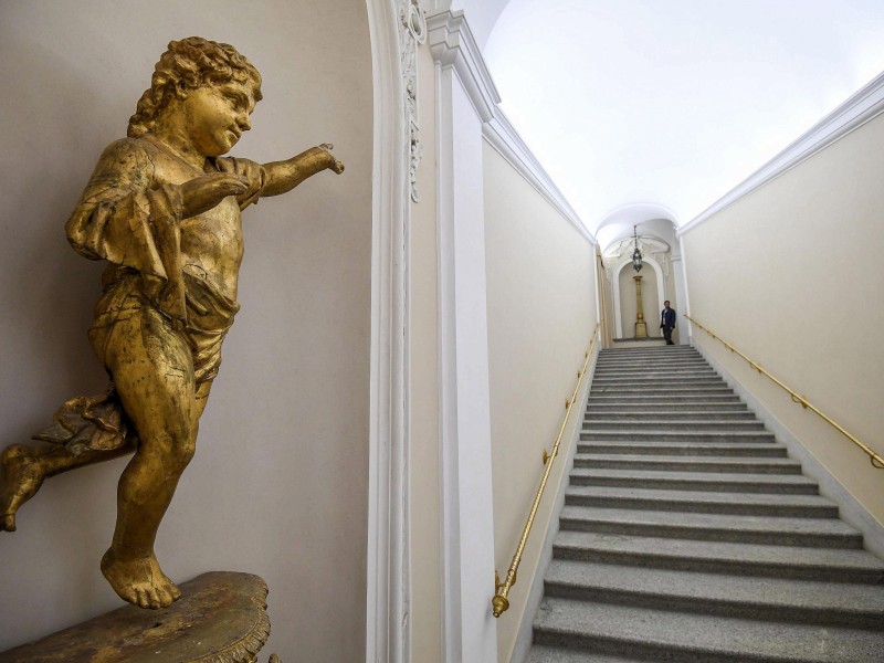 Diese Treppen führen zu der privaten Unterkunft des Papstes. Castel Gondolfo liegt südlich von Rom, im Albanergebirge.