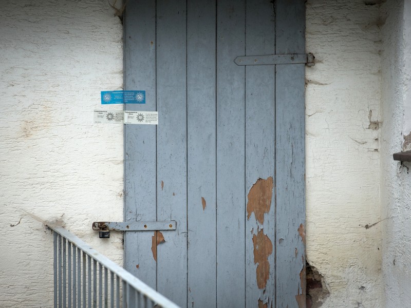 Polizeiliches Siegel an der Tür am „Horror-Haus von Höxter“: Die Angeklagte Angelika W. hatte detailliert ausgesagt und auch einen weiteren Todesfall aus dem Jahr 2014 zugegeben. Die Leiche der 33-jährigen Annika W. sollen sie und ihr Ex-Mann demnach eingefroren, zerstückelt und nach und nach im Ofen verbrannt haben.