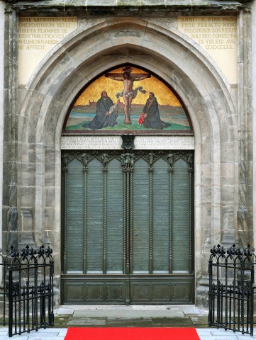 Der Text der 95 Thesen Luthers ist auf der bronzenen Thesentür an der Schlosskirche in Wittenberg verewigt. 