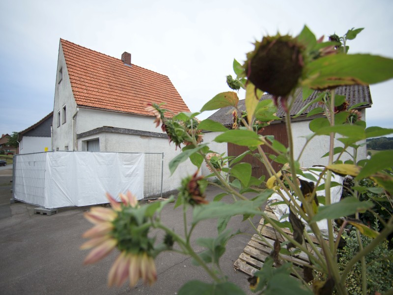 Zwei Frauen starben in Folge der Gewalt, die sie im „Horror-Haus von Höxter“ erfahren hatten. Eine weitere Frau entkam ihren Peinigern. Nach aktuellem Stand der Ermittlungen sollen die beiden Angeklagten mindestens acht weitere Opfer um größere Geldsummen gebracht haben.