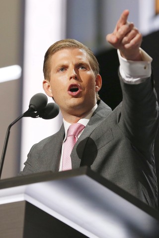 Eric Trump machte Furore, als er ein Foto von seinem ausgefüllten Wahlzettel über Twitter verschickt hatte und damit gegen ein New Yorker Gesetz verstieß. Folgende Worte fügte er hinzu: „Es ist eine unglaubliche Ehre, meinen Vater zu wählen. Er wird hervorragende Arbeit für die USA leisten! #MakeAmericaGreatAgain.“ Er löschte das Foto kurze Zeit später von seinem Twitter-Account. 