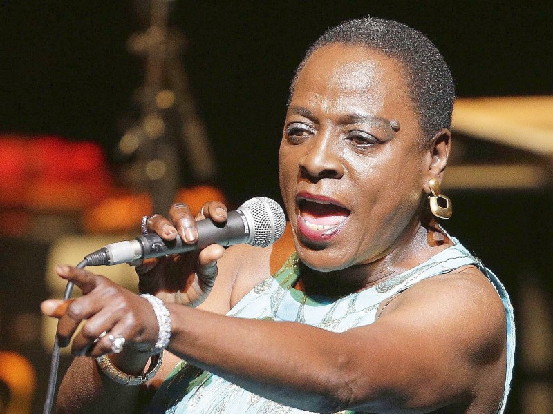 Sie hat den Kampf gegen den Krebs verloren: Die US-Soulsängerin Sharon Jones ist am 18. November im Alter von 60 Jahren gestorben. 2013 hatte sie die Diagnose Bauchspeicheldrüsenkrebs erhalten. Bekannt wurde Jones ab 2002 durch mehrere Alben mit den Dap Kings. Insgesamt brachte sie sieben Alben auf den Markt, sie war auch für Grammys nominiert. Die Sängerin gehört zu den vielen Promis, die 2016 gestorben sind.