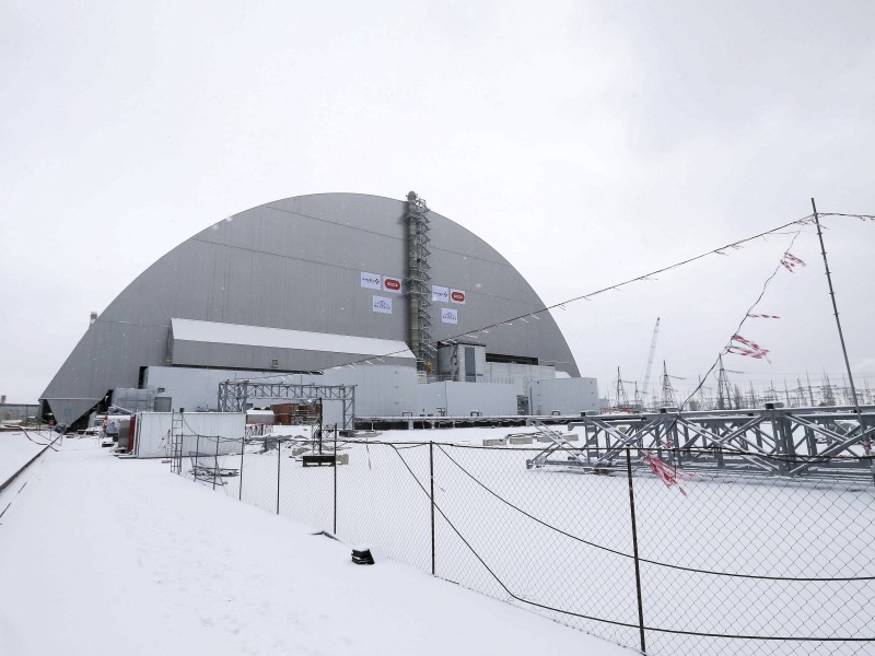 Die letzten Vorbereitungen verrichteten Arbeiter bei Schneetreiben. Nach der Explosion im Jahr 1986 gelangten strahlende Teilchen mit Wind und Wolken auch nach Westeuropa, etwa nach Deutschland. Viele Menschen waren damals besorgt. Deutschland hat sich nach Angaben des Umweltministeriums mit etwa 200 Millionen Euro am Bau der gigantischen Schutzhülle beteiligt.