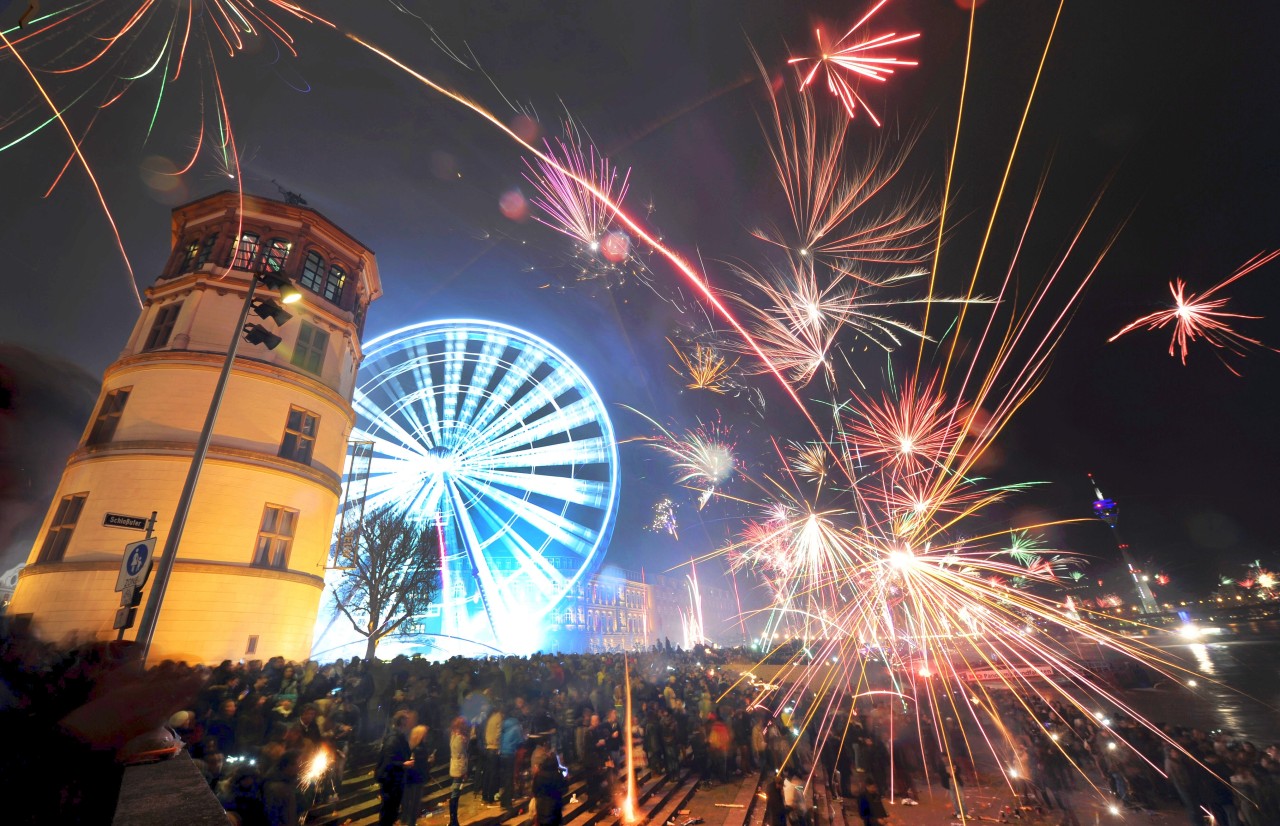 In der Düsseldorfer Altstadt wird die Böllerei an Silvester nun erstmals verboten. In den vergangenen Jahren hatte es immer wieder Zwischenfälle gegeben. 