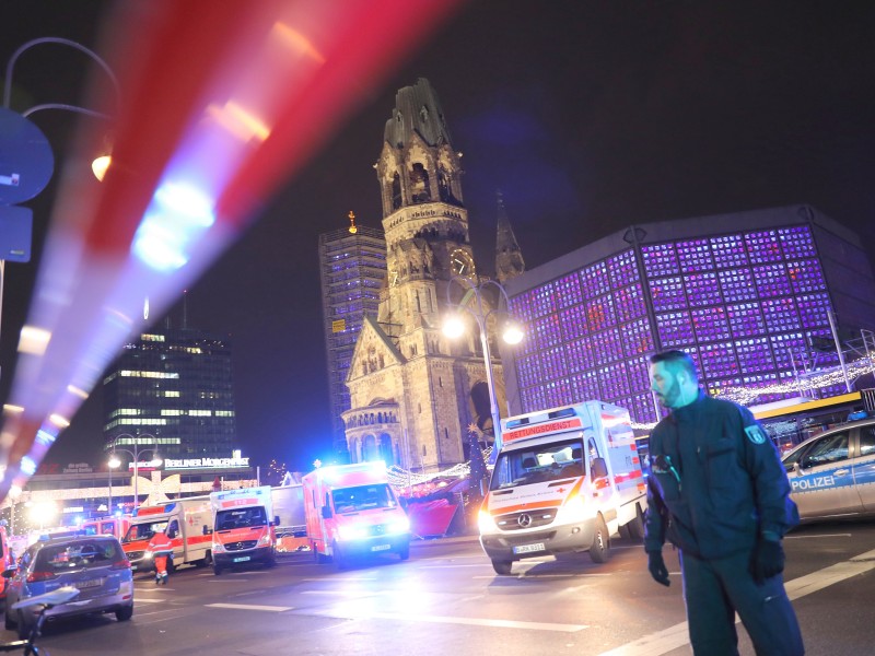 Über Twitter waren die Berliner am Abend des Anschlags von der Polizei aufgefordert, zu Hause zu bleiben und keine Gerüchte zu verbreiten. Die Gegend um den Breitscheidplatz an der Kaiser-Wilhelm-Gedächtniskirche war großräumig abgesperrt worden.