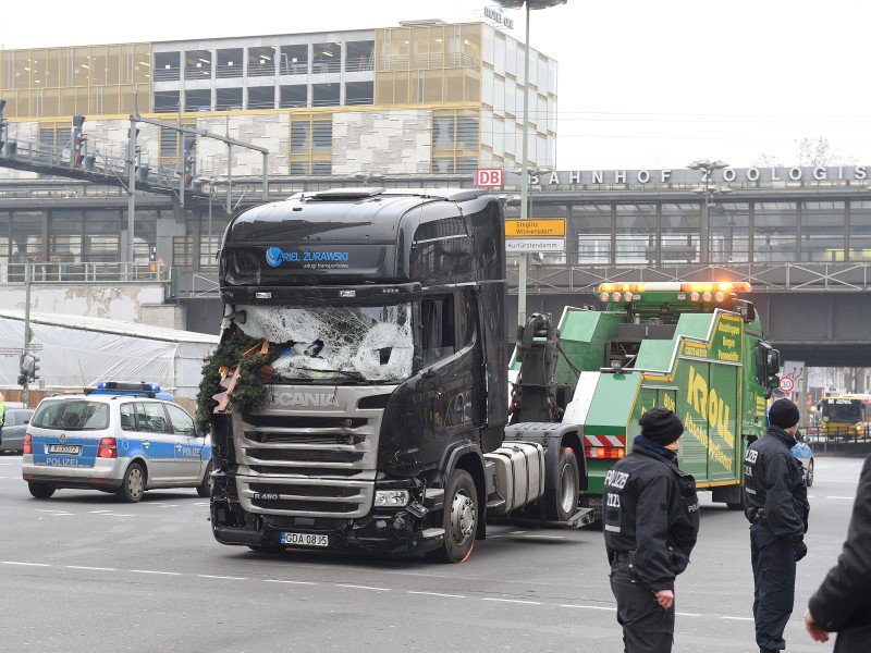 Ein Abschleppwagen zog das Tatfahrzeug der Todesfahrt am Bahnhof Zoologischer Garten vorbei.